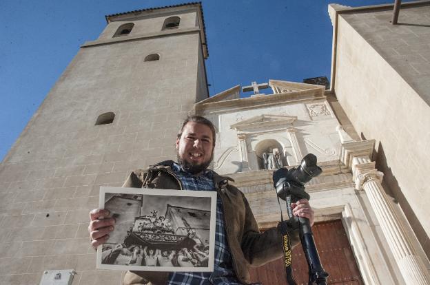 Arnelas con su imagen ganadora a las puertas de San Agustín. 