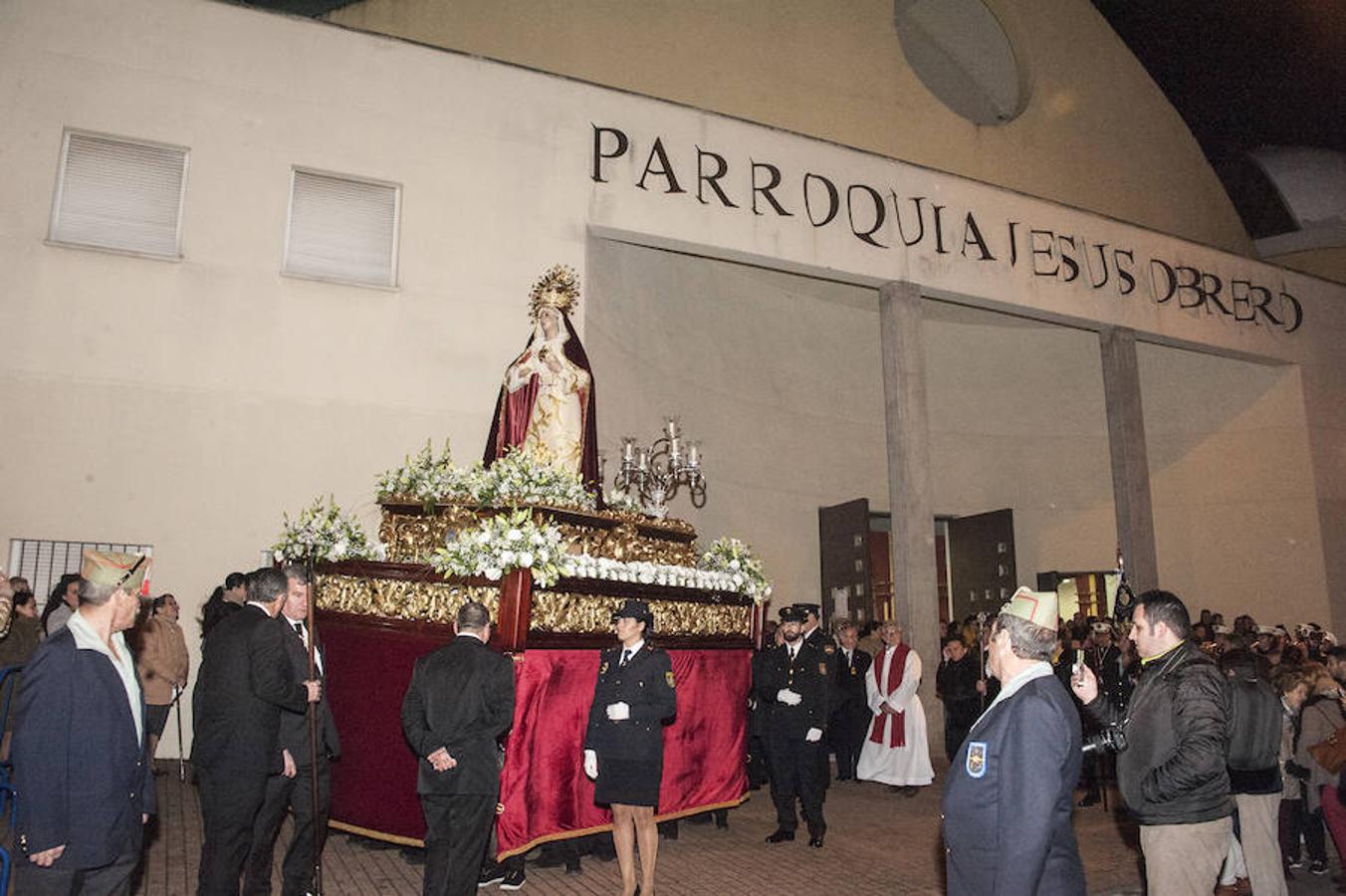 La lluvia respetó el primer desfile de la Hermandad de Jesús Obrero, que estuvo acompañada por cientos de personas