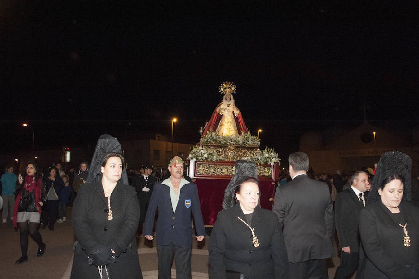 La lluvia respetó el primer desfile de la Hermandad de Jesús Obrero, que estuvo acompañada por cientos de personas