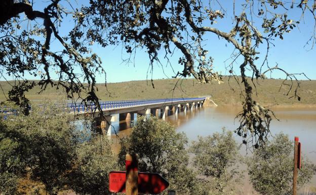 Los terrenos situados al sur de la localidad pacense de Castilblanco son los elegidos para un proyecto de un centro de ocio internacional. / 