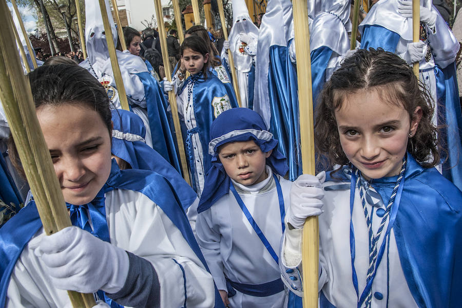 El Domingo de Ramos, un año más, contó con miles de pacenses en la calle y fue una de las procesiones más familiares