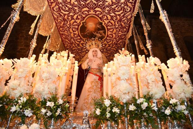 Paso de la Virgen del Rosario a su salida del templo cofrade de Santo Domingo en una Semana Santa anterior. :: david palma