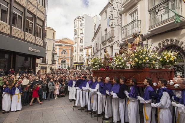 Entrada de la Virgen de la Misericordia, que acaba de ser restaurada, ayer por la tarde en la Plaza. 