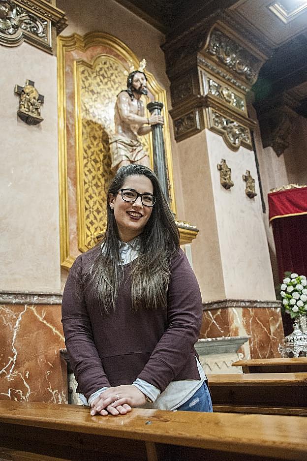 María del Mar Silva delante de la imagen del Amarrao, en la ermita de La Soledad de Badajoz. :: pakopí