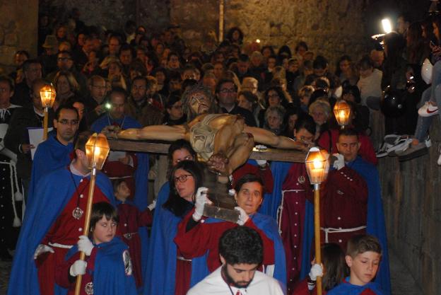 Un momento del recorrido del Viacrucis. :: JSP