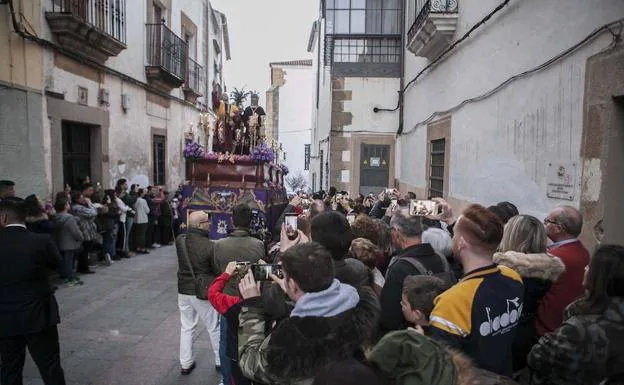 Mucho público. Los cacereños inmortalizan el paso con sus móviles