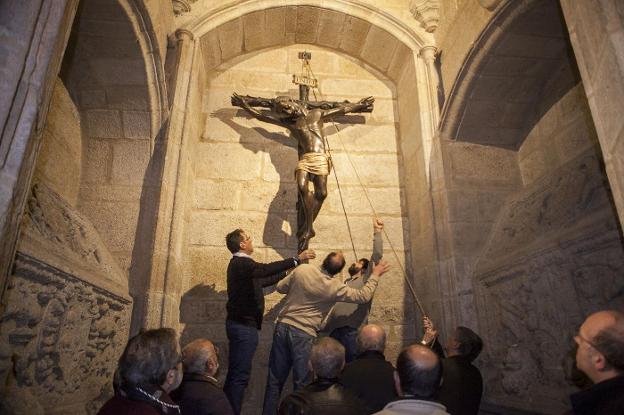 Desprendimiento del Cristo Negro el pasado sábado en Santa María. :: jorge rey