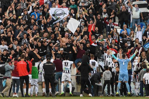 Los jugadores del Badajoz celebran un gol en su estadio esta temporada junto a su hinchada. :: hoy