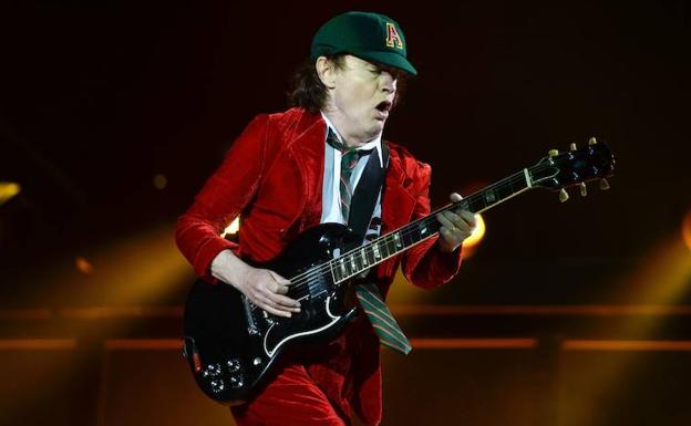 Angus Young toca en un concierto en Lisboa. 