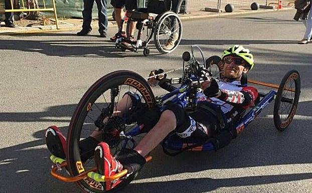 Imagen de archivo del hornachego, José Ángel Aceitón, con su bicicleta adaptada.
