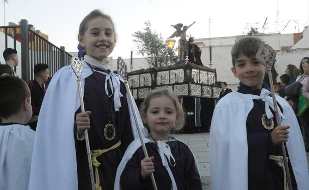 Imagen. Tres niños de la Cofradía del Calvario