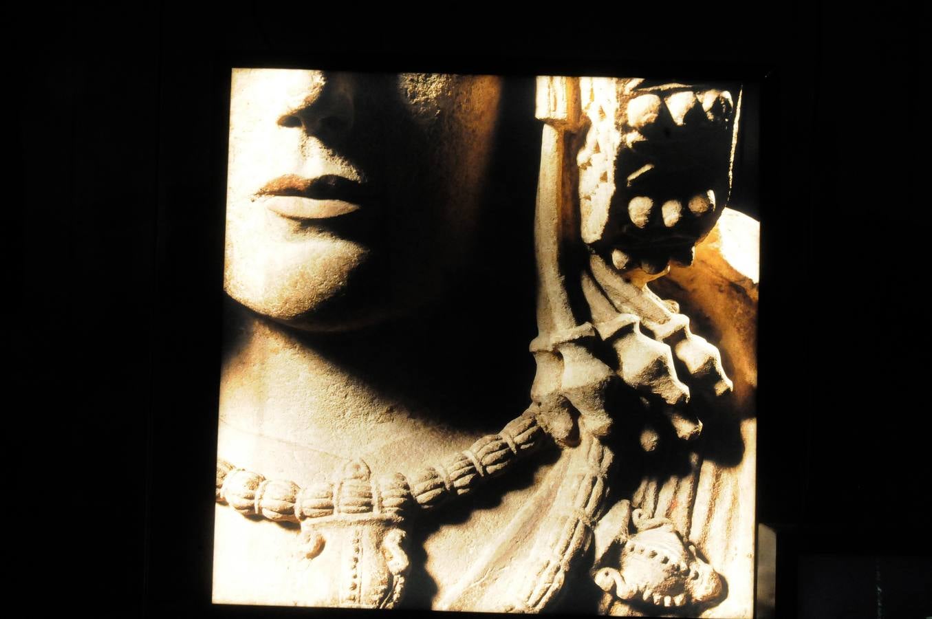 Esta muestra temporal comisariada por Enrique Baquedano y Agustín de la Casa, y coordinada desde el MNAR por Agustín Velázquez y Nova Barrero, expone una cuidada selección de fotografías tomadas por José Latova Fernández-Luna. Un nombre que aparece asociado a los proyectos arqueológicos más relevantes de nuestro país en la última generación de investigaciones