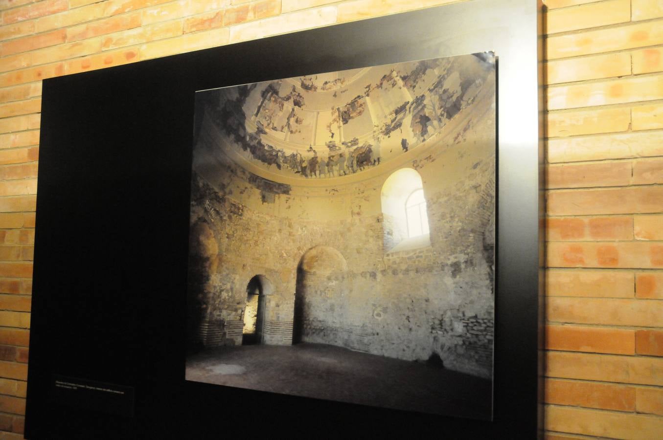 Esta muestra temporal comisariada por Enrique Baquedano y Agustín de la Casa, y coordinada desde el MNAR por Agustín Velázquez y Nova Barrero, expone una cuidada selección de fotografías tomadas por José Latova Fernández-Luna. Un nombre que aparece asociado a los proyectos arqueológicos más relevantes de nuestro país en la última generación de investigaciones