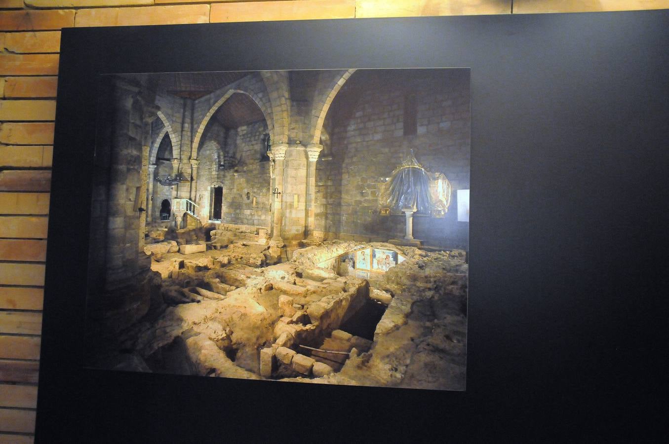 Esta muestra temporal comisariada por Enrique Baquedano y Agustín de la Casa, y coordinada desde el MNAR por Agustín Velázquez y Nova Barrero, expone una cuidada selección de fotografías tomadas por José Latova Fernández-Luna. Un nombre que aparece asociado a los proyectos arqueológicos más relevantes de nuestro país en la última generación de investigaciones