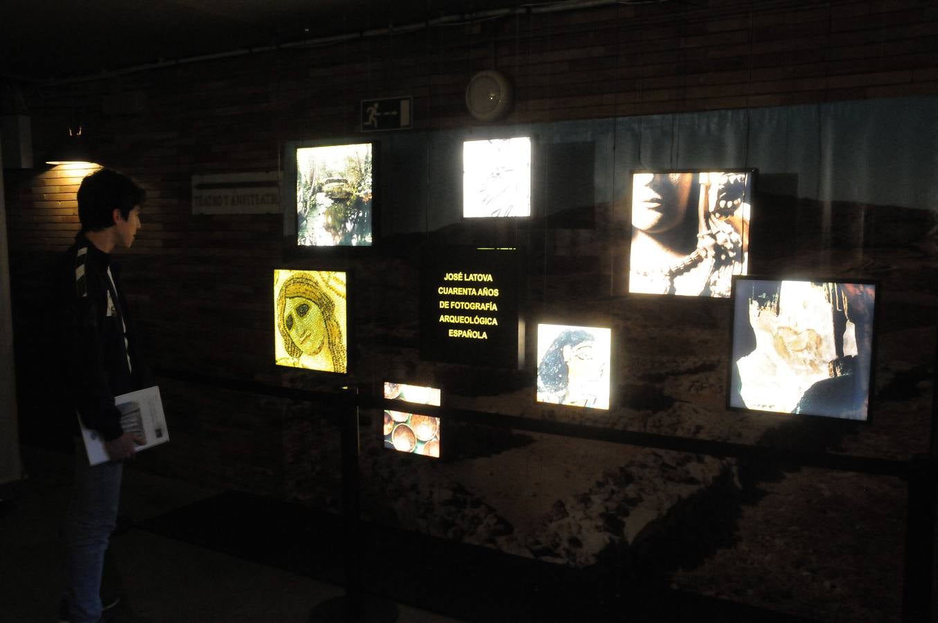 Esta muestra temporal comisariada por Enrique Baquedano y Agustín de la Casa, y coordinada desde el MNAR por Agustín Velázquez y Nova Barrero, expone una cuidada selección de fotografías tomadas por José Latova Fernández-Luna. Un nombre que aparece asociado a los proyectos arqueológicos más relevantes de nuestro país en la última generación de investigaciones