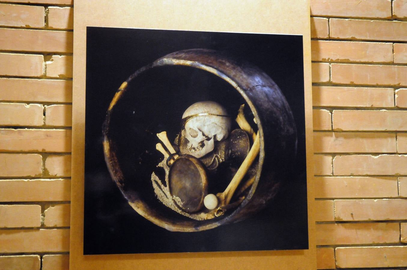 Esta muestra temporal comisariada por Enrique Baquedano y Agustín de la Casa, y coordinada desde el MNAR por Agustín Velázquez y Nova Barrero, expone una cuidada selección de fotografías tomadas por José Latova Fernández-Luna. Un nombre que aparece asociado a los proyectos arqueológicos más relevantes de nuestro país en la última generación de investigaciones