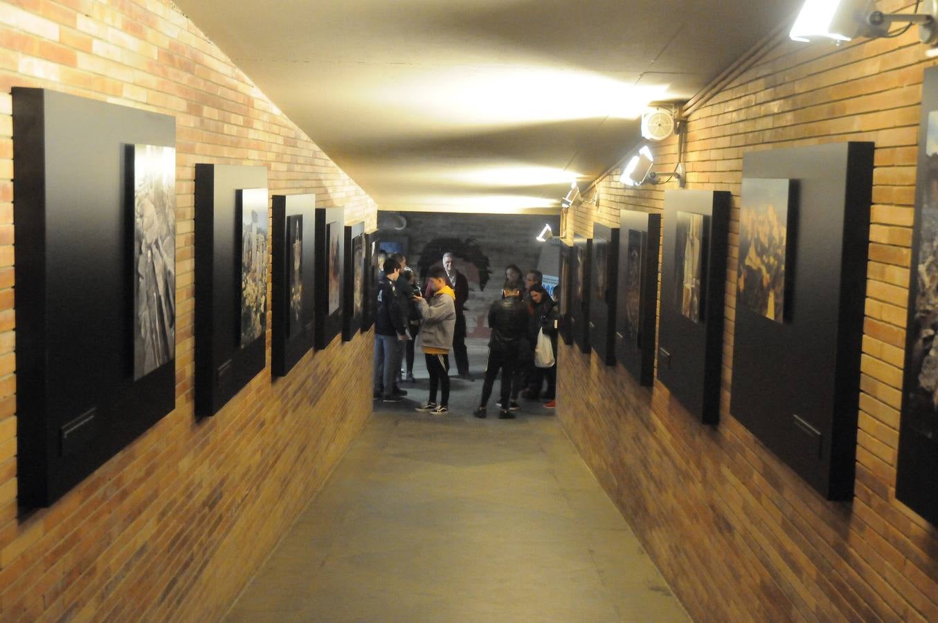 Esta muestra temporal comisariada por Enrique Baquedano y Agustín de la Casa, y coordinada desde el MNAR por Agustín Velázquez y Nova Barrero, expone una cuidada selección de fotografías tomadas por José Latova Fernández-Luna. Un nombre que aparece asociado a los proyectos arqueológicos más relevantes de nuestro país en la última generación de investigaciones