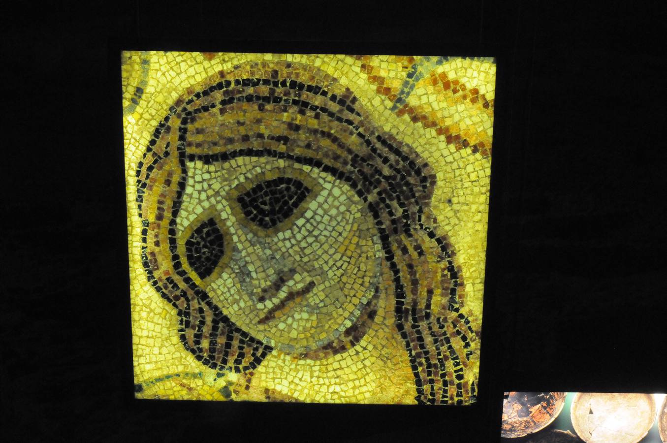 Esta muestra temporal comisariada por Enrique Baquedano y Agustín de la Casa, y coordinada desde el MNAR por Agustín Velázquez y Nova Barrero, expone una cuidada selección de fotografías tomadas por José Latova Fernández-Luna. Un nombre que aparece asociado a los proyectos arqueológicos más relevantes de nuestro país en la última generación de investigaciones