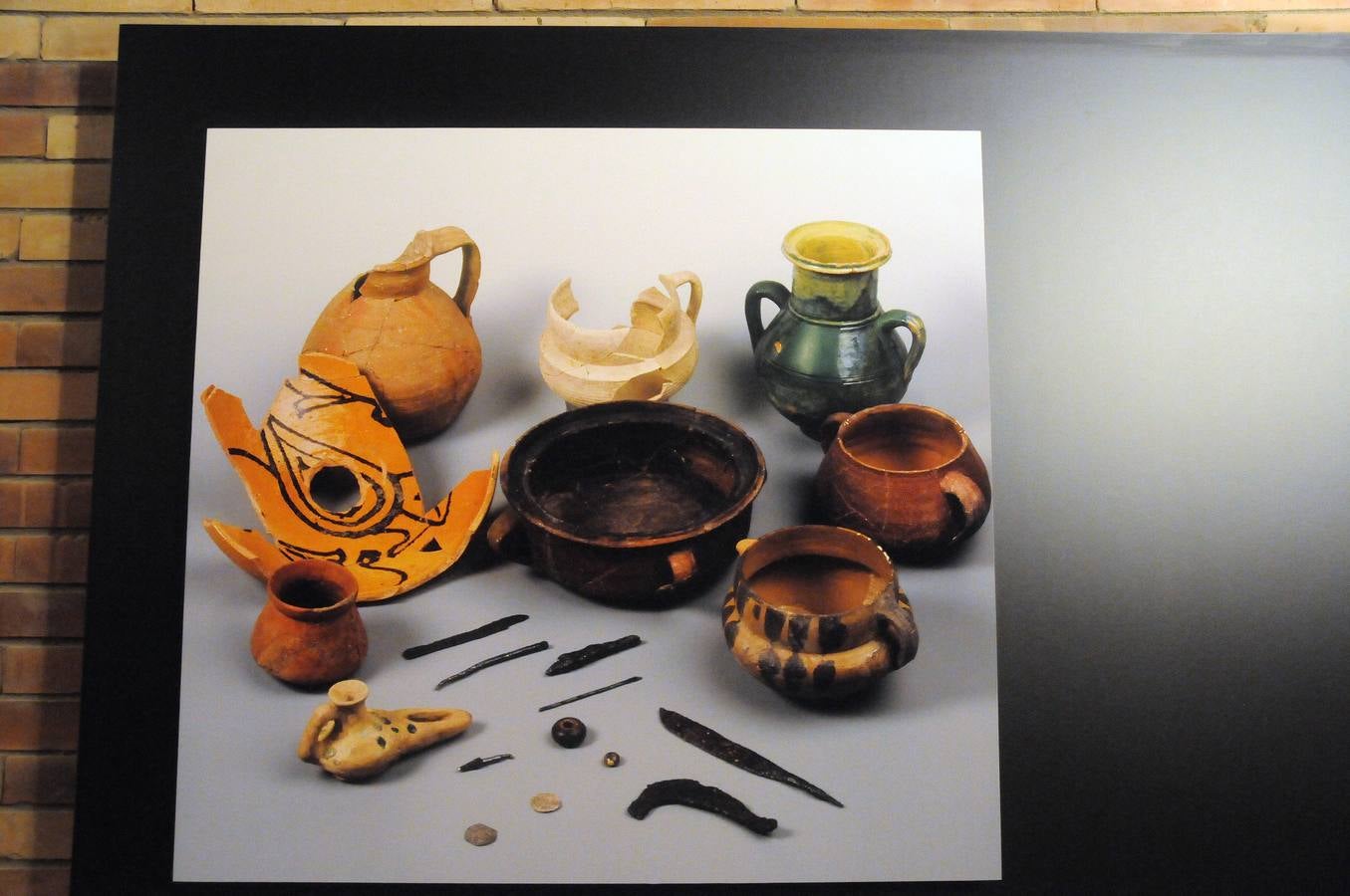 Esta muestra temporal comisariada por Enrique Baquedano y Agustín de la Casa, y coordinada desde el MNAR por Agustín Velázquez y Nova Barrero, expone una cuidada selección de fotografías tomadas por José Latova Fernández-Luna. Un nombre que aparece asociado a los proyectos arqueológicos más relevantes de nuestro país en la última generación de investigaciones