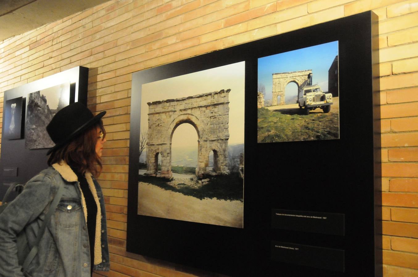 Esta muestra temporal comisariada por Enrique Baquedano y Agustín de la Casa, y coordinada desde el MNAR por Agustín Velázquez y Nova Barrero, expone una cuidada selección de fotografías tomadas por José Latova Fernández-Luna. Un nombre que aparece asociado a los proyectos arqueológicos más relevantes de nuestro país en la última generación de investigaciones