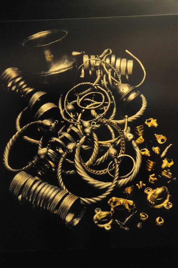 Esta muestra temporal comisariada por Enrique Baquedano y Agustín de la Casa, y coordinada desde el MNAR por Agustín Velázquez y Nova Barrero, expone una cuidada selección de fotografías tomadas por José Latova Fernández-Luna. Un nombre que aparece asociado a los proyectos arqueológicos más relevantes de nuestro país en la última generación de investigaciones