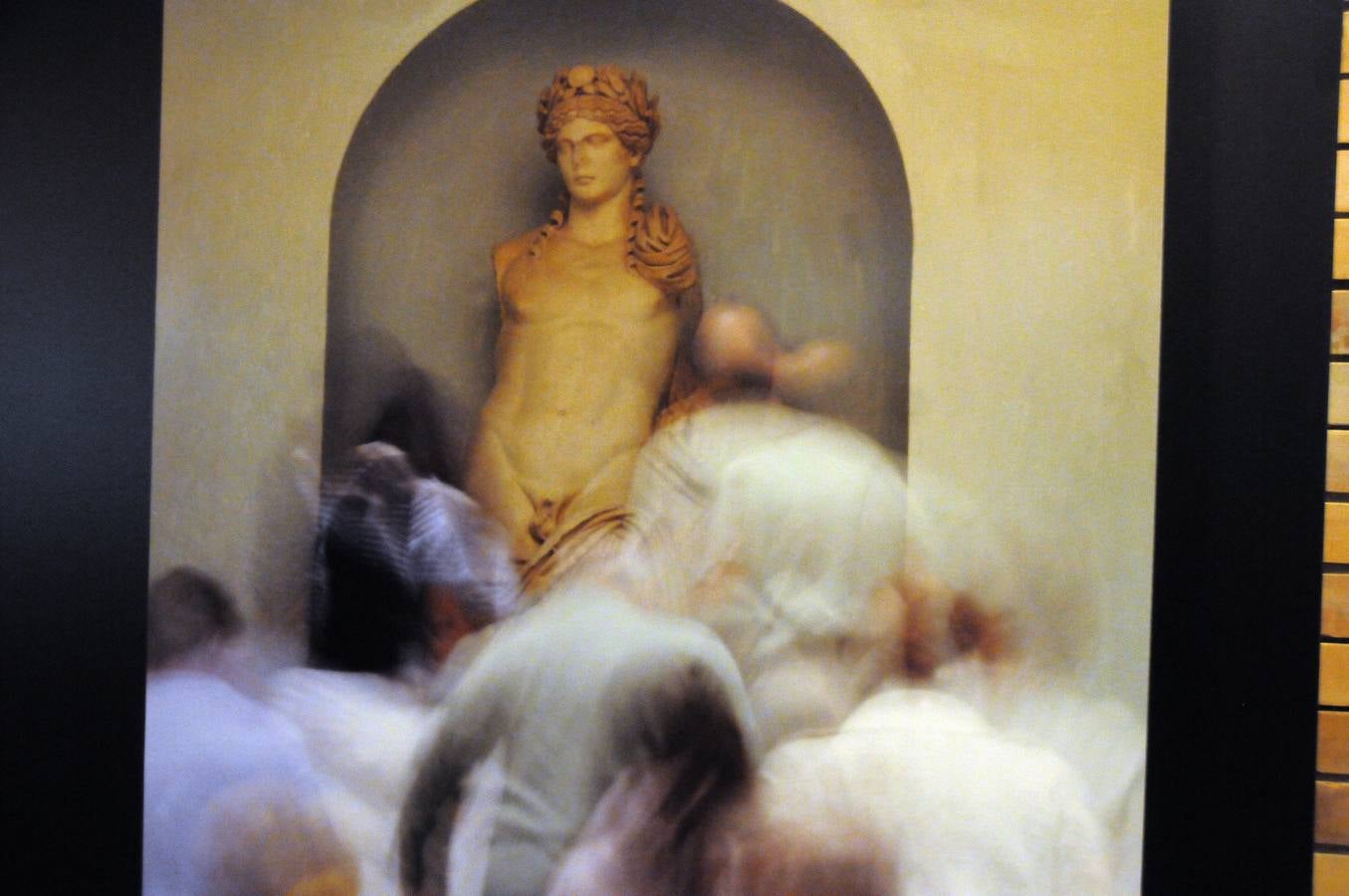 Esta muestra temporal comisariada por Enrique Baquedano y Agustín de la Casa, y coordinada desde el MNAR por Agustín Velázquez y Nova Barrero, expone una cuidada selección de fotografías tomadas por José Latova Fernández-Luna. Un nombre que aparece asociado a los proyectos arqueológicos más relevantes de nuestro país en la última generación de investigaciones