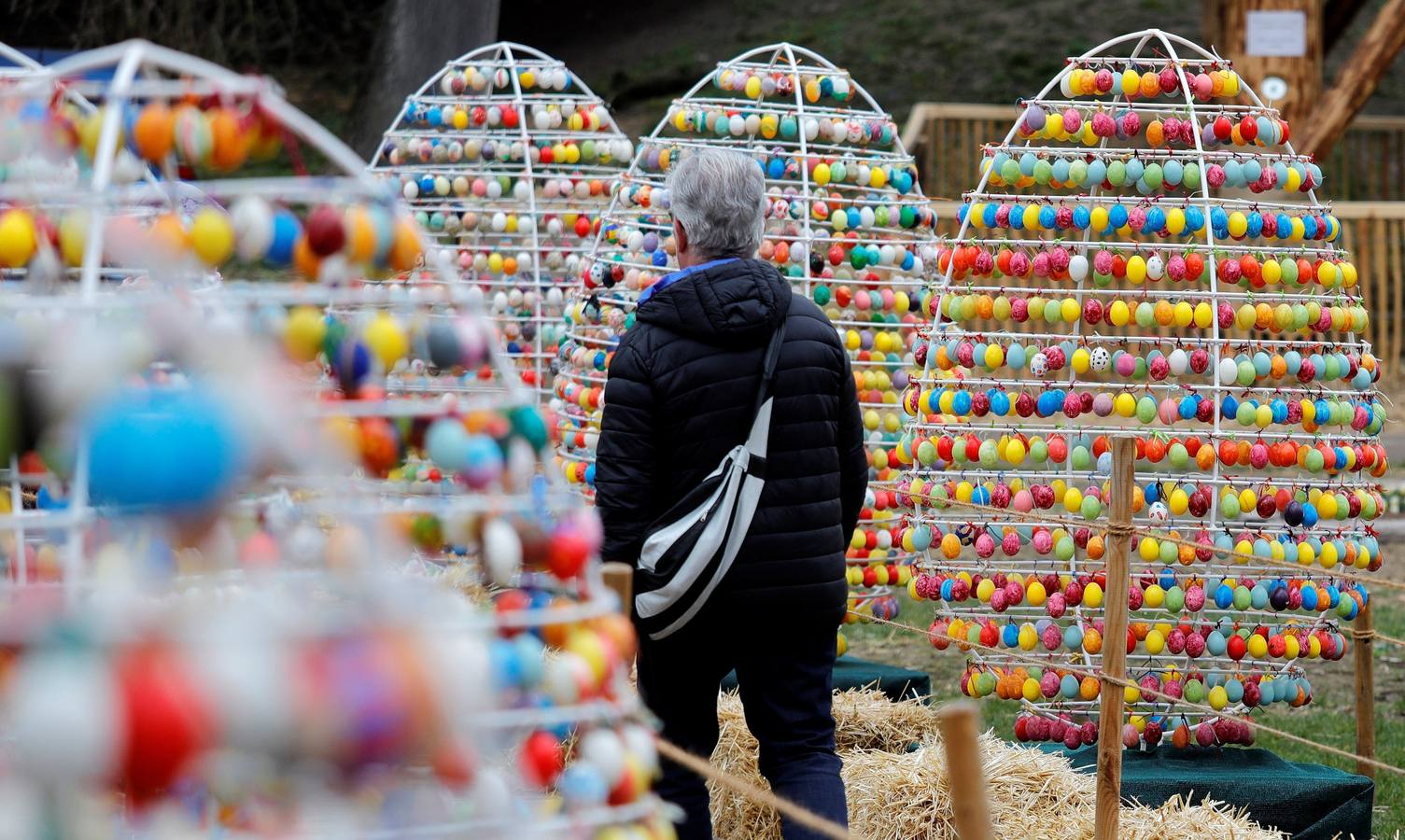 Vista de parte del "paseo de los huevos de Pascua" montado en el castillo de Ludwigsburg (Alemania). Esta 'avenida' está formada por unos 10.000 huevos auténtico pintados a mano. EFE/ 