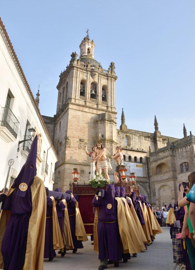 Más de 300 cofrades acompañan al Crucificado. :: karpint