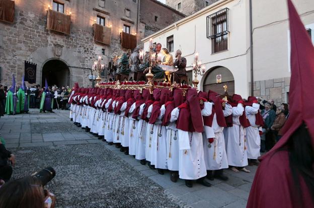 El paso de la Sagrada Cena es el más grande y pesado de la Semana Santa placentina. :: david palma