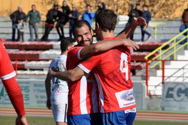 Trinidad celebra un gol esta temporada con el Don Benito. :: E. D.