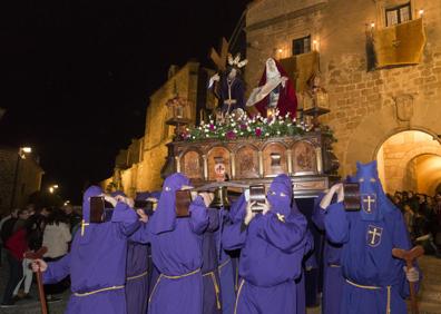 Imagen secundaria 1 - Arriba, el paso de Nuestra Señora del Amor; abajo a la izquierda, La Vera Cruz; a la derecha, Jesús de la Caída y la Verónica. 