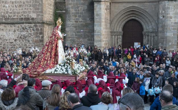 Imagen principal - Arriba, el paso de Nuestra Señora del Amor; abajo a la izquierda, La Vera Cruz; a la derecha, Jesús de la Caída y la Verónica. 