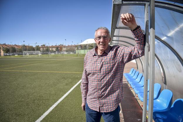 Juli Caro, en el banquillo del campo de hierba artificial de El Vivero. 
