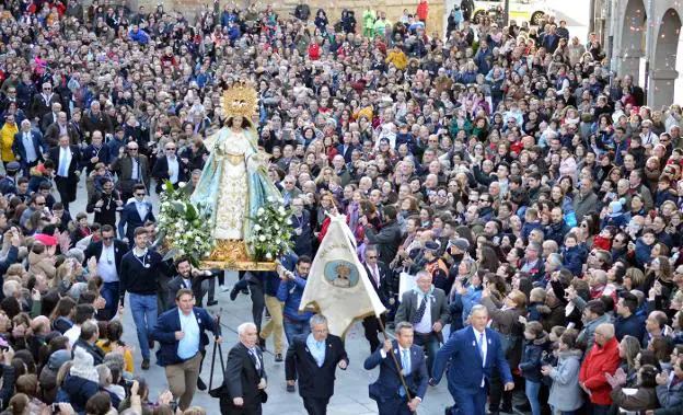 Momento en el que la Virgen de la Aurora corre al encuentro del Cristo Resucitado, con la plaza de España abarrotada. :: F. h.