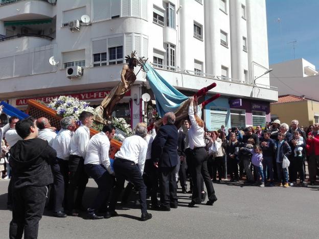 Momento del encuentro ayer entre los pasos del Cristo Resucitado y la Candelaria. :: g. c.