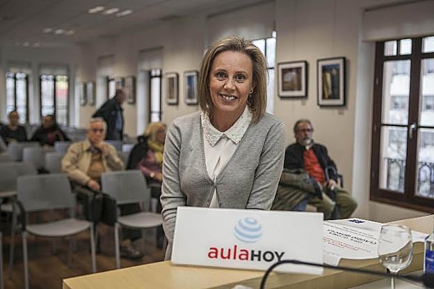 Gloria Claudio Quiroga antes de la conferencia. :: jorge rey