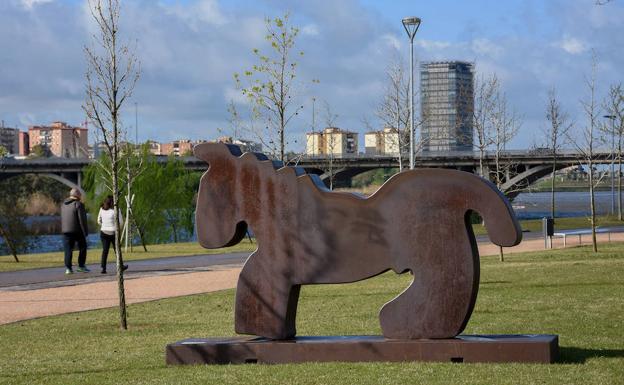 Entre las esculturas hay caballos o barcos, donde imaginar ir al galope por el parque o navegar por el río Guadiana