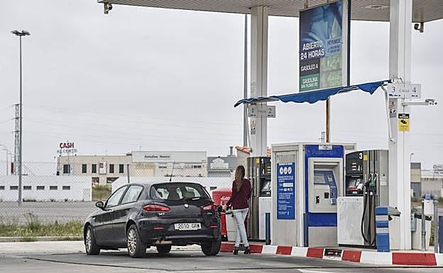 Estación de servicio abierta al público en Badajoz.