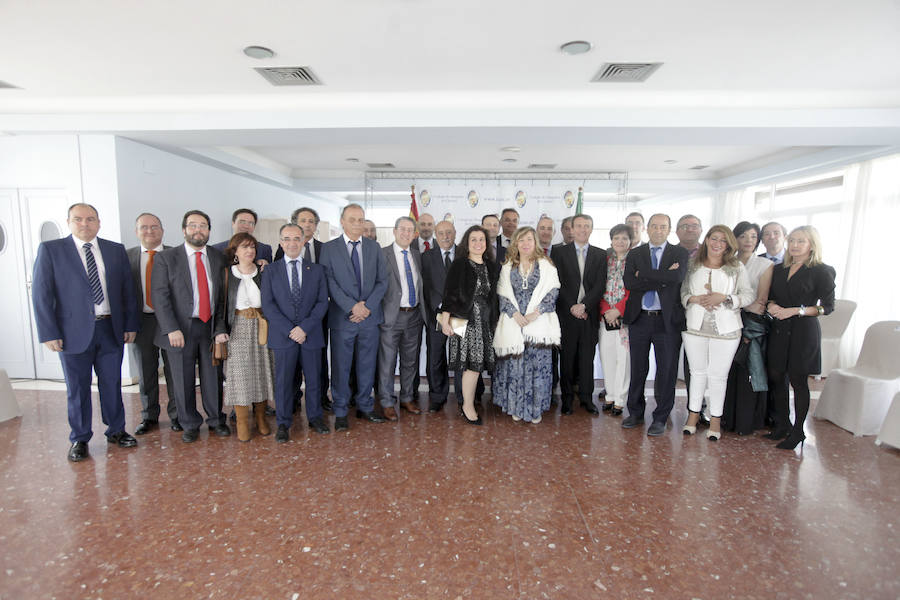 Foto de familia de los abogados que recibieron ayer su diploma de honor.