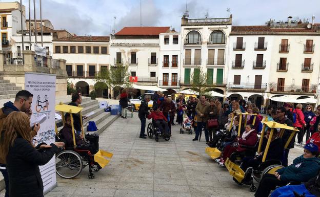 Un centenar de personas se moviliza para que Cáceres sea una ciudad más accesible