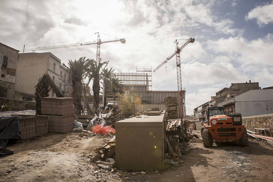 El clasicismo de la Casa Grande (a la izquierda) contrasta con la nueva arquitectura de la ampliación (derecha).