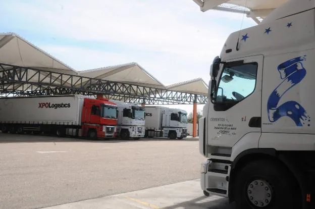 Camiones estacionados en el centro regional de transportes de Mérida. :: brígido