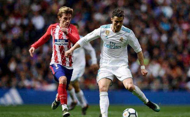 Griezmann y Ronaldo disputan un balón. 