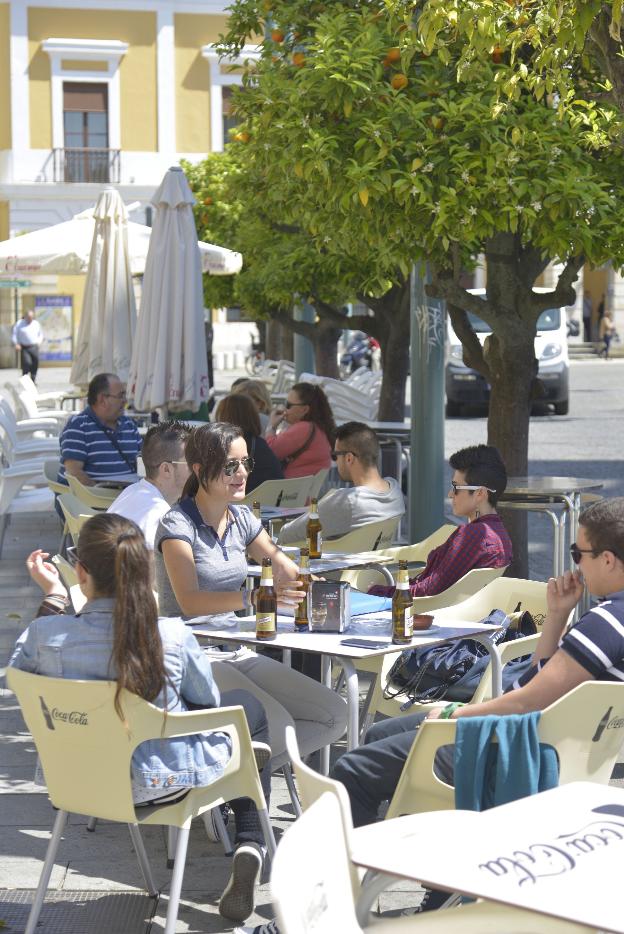 Pacenses en la terraza de un bar en la plaza de España. :: hoy