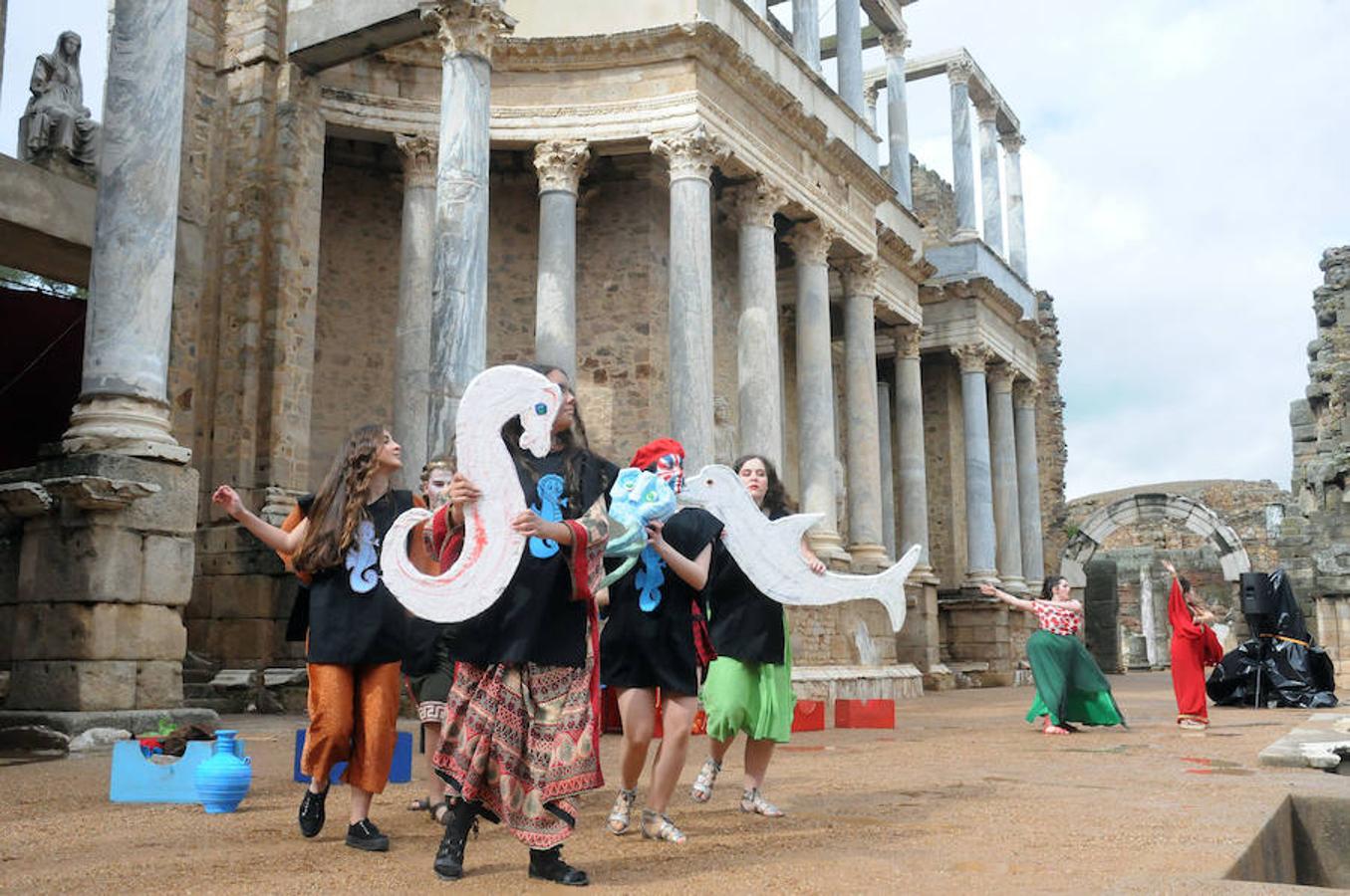 Finalmente se pudo interpretar la obra 'Mostelaria' de Plauto del IES Siberia Extremeña de Talarrubias que psuo en escena el grupo Párodos Teatro