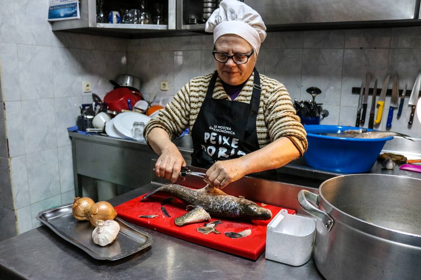 Joanna Guillerminha Mateos preprara una sopa de pescado de río