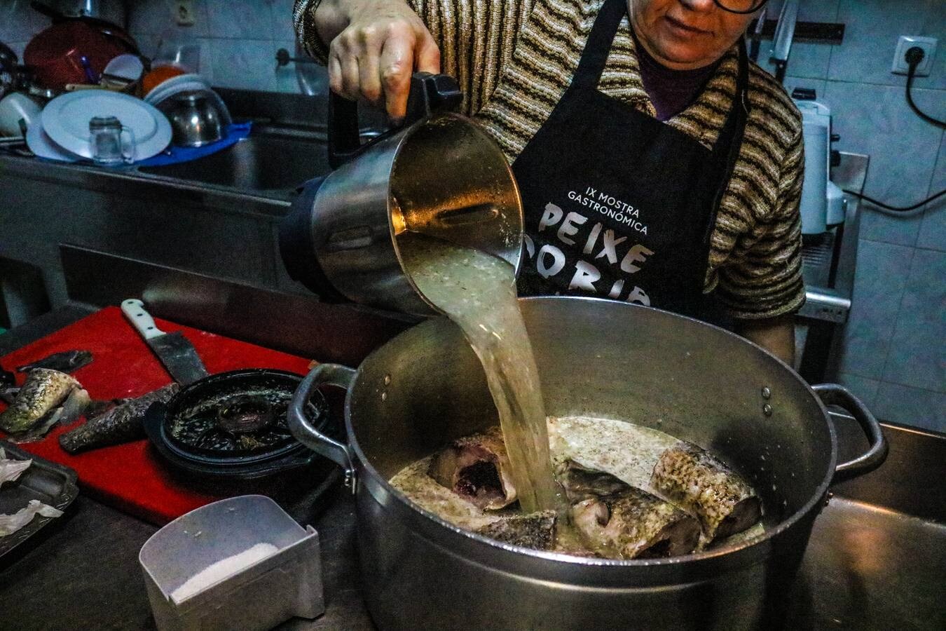 Joanna Guillerminha Mateos preprara una sopa de pescado de río
