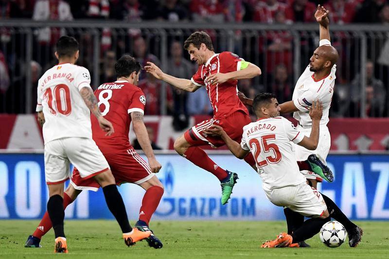 El Bayern de Múnich y el Sevilla, durante el choque de vuelta de cuartos de la Champions en el Allianz Arena.
