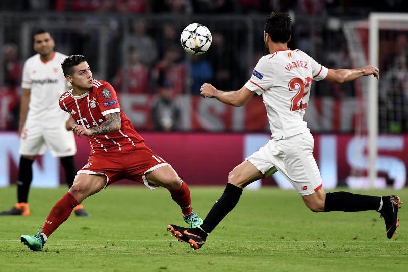 El Bayern de Múnich y el Sevilla, durante el choque de vuelta de cuartos de la Champions en el Allianz Arena.