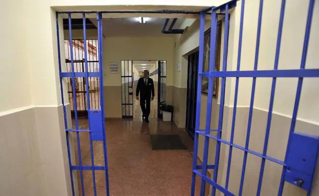 Las muertes se han producido en el centro penitenciario de Badajoz. :: J.V. ARNELAS